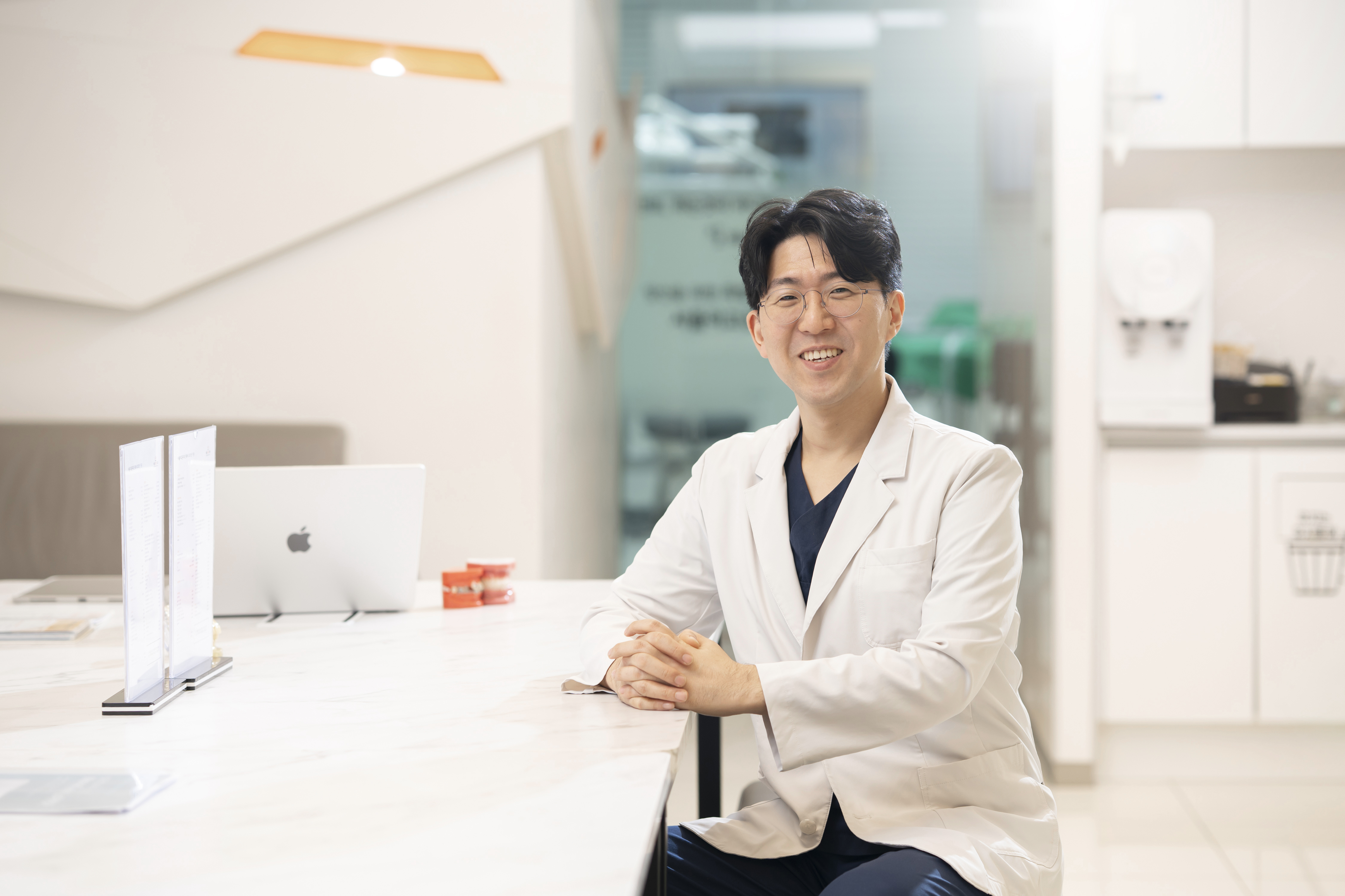 진료실에서의 이채윤 대표원장